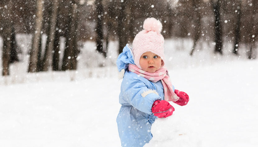 Comment protéger bébé du froid en poussette ou porte-bébé ?, Autour de bébé